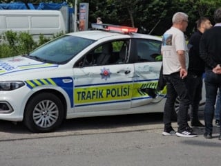 Zonguldak’ta tren ile polis aracı çarpıştı: Facianın eşiğinden dönüldü