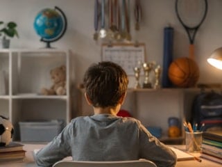 Çocukluk giderek bir performans alanına dönüşüyor