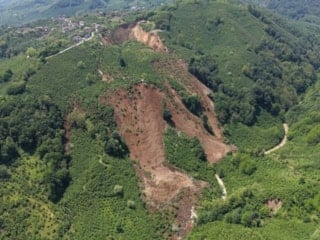 Ordu’da heyelan mahalleyi yuttu, mezarlıklar bile kayboldu