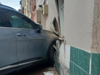 Bursa'da evin duvarına giren cip kalorifer peteğini yerinden söktü