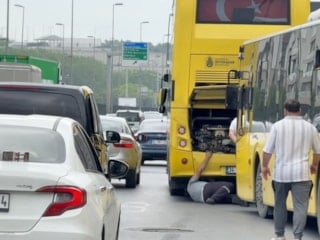 İstanbul'da İETT otobüsü arıza yaptı: Vatandaşlar yol ortasında beklemek zorunda kaldı