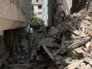 İstanbul'da yıkımda yan bina hasar aldı