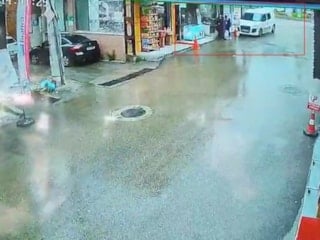 Bursa'da kamyonet yaraların arasına daldı