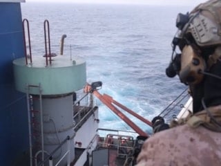 ABD, İran bayraklı petrol tankerine asker çıkardı