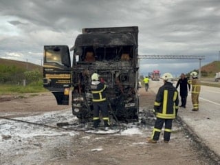 Kırıkkale’de seyir halindeki tırda çıkan yangın söndürüldü