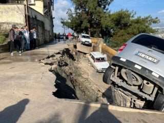Hatay’da yol çöktü: 5 aracı yuttu