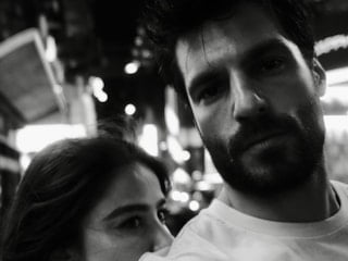 Özge Gürel, Cannes'dan döndü! Eşiyle hasret giderdi