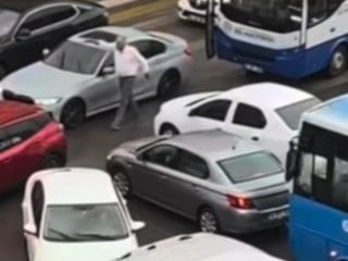 Gaziantep’te kilitlenen trafiği otobüs şoförü açtı