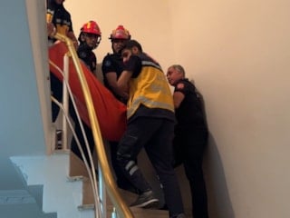 İstanbul'da evinde düşen kadın sürünerek kapıya ulaştı, yardıma kızı ve ekipler koştu
