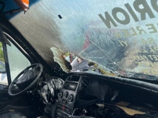 Tekirdağ'da minibüsün durumuna yakınırken yangına yakalandılar