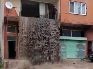 Ordu'da evin balkonundan akan sel suları kameraya yansıdı