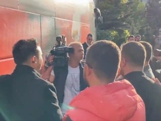 Genel Merkez önünde gazetecilerle arbede çıktı