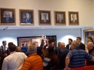Genel Merkez'de Kılıçdaroğlu'nun resmini indirmeye çalıştılar