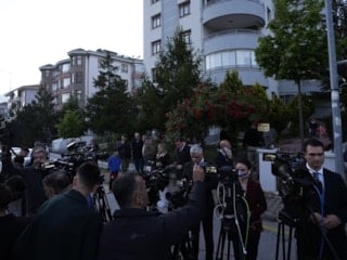 Mutlak butlan kararının ardından partililer, Kemal Kılıçdaroğlu’nun evinin önüne geldi