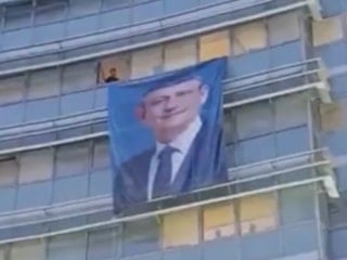 CHP Genel Merkezi'ne Özgür Özel posteri asıldı
