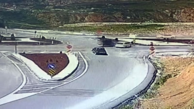 Aksaray'da kavşakta otomobiller çarpıştı: 1 ölü 2 yaralı