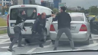 İstanbul Ataşehir'de sürücüler arasında tekmeli yumruklu kavga