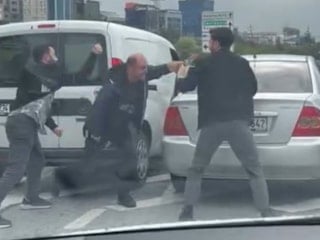 İstanbul Ataşehir'de sürücüler arasında tekmeli yumruklu kavga