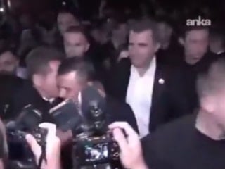 Mustafa Sarıgül, konuşmadan sonra Özgür Özel'i öptü