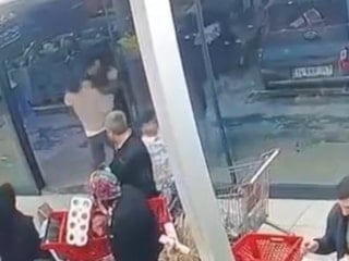 Arnavutköy'de dışarı çağırdığı market çalışanına kafa attı