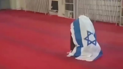 Kanada'da İsrail bayrağıyla camiye giren şahsı, polis dışarı çıkardı