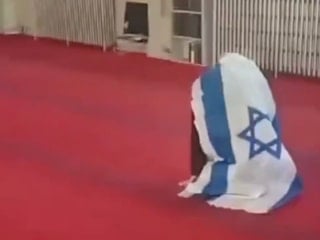 Kanada'da İsrail bayrağıyla camiye giren şahsı, polis dışarı çıkardı