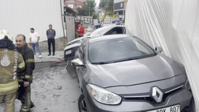 Başakşehir'de tır, 2 aracın üzerine devrildi