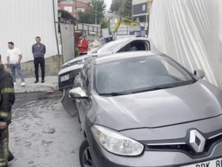 Başakşehir'de tır, 2 aracın üzerine devrildi