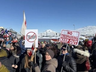 Grönland'da ABD konsolosluğu önünde protesto