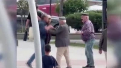 Ankara'da iki yaşlı adamın tekme tokat kavgası kamerada