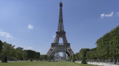 Eyfel Kulesi’nin merdivenleri 450 bin euroya satıldı