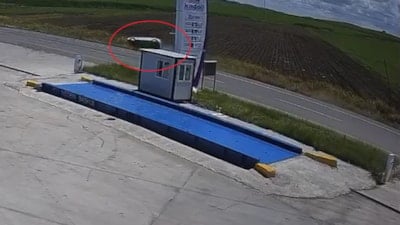 Diyarbakır'da dehşet anları: Takla atan araçtaki 4 kişi yaralandı
