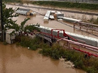 Aydın'ı fırtına vurdu: Çatılar uçtu, ağaçlar devrildi