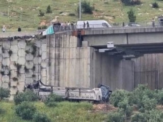 Gaziantep'te viyadükten düşen tırda 3 kişi hayatını kaybetti