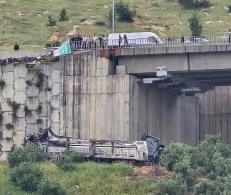 Gaziantep'te viyadükten düşen tırda 3 kişi hayatını kaybetti