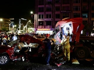 Giresun'da feci kaza: Tırın iki otomobile çarptığı kazada 5 kişi öldü