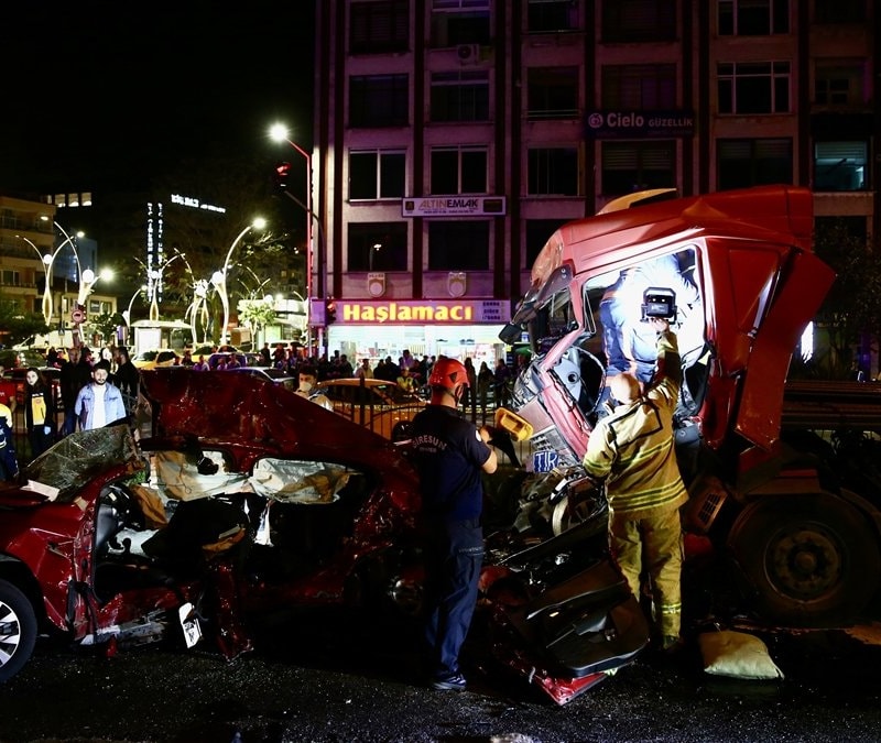 Giresun'da feci kaza: Tırın iki otomobile çarptığı kazada 5 kişi öldü