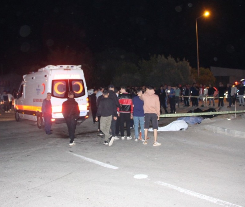 Antalya'da çöp kamyonuyla motosiklet çarpıştı: 2 genç hayatını kaybetti