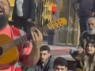 CHP Genel Merkezi’nde partililer Salkım Söğüt türküsünü söyledi