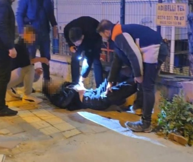 Kütahya'da iki genç sokak ortasında bıçaklandı
