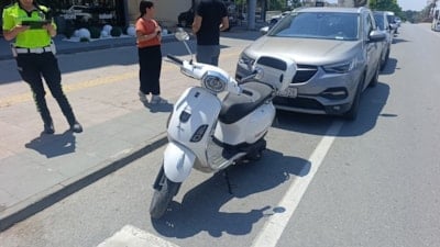 Antalya'da yayalara yol veren otomobile motosiklet çarptı
