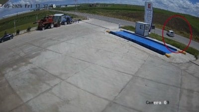 Diyarbakır'da tarlaya yuvarlanan otomobilde 4 kişi yaralandı