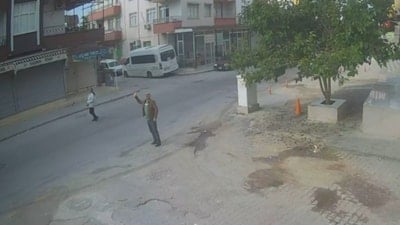Mersin'de yakınına el salladığı sırada araba çarptı