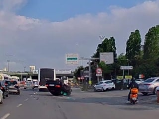 İstanbul'da sürücüsünün rahatsızlanması sonucu otomobil takla attı