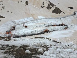 Uzun süredir kapalı olan Van-Bahçesaray yolu kardan temizlendi
