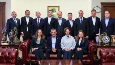 CHP'li Büyükşehir Belediye Başkanları'ndan, Özgür Özel'e destek açıklaması