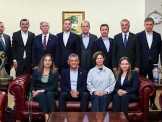 CHP'li Büyükşehir Belediye Başkanları'ndan, Özgür Özel'e destek açıklaması