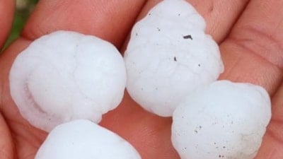 Şanlıurfa'da misket büyüklüğünde dolu yağdı