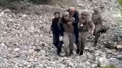 Tunceli'de jandarma personeli, ayağı burkulan vatandaşı sırtında taşıdı