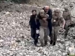 Tunceli'de jandarma personeli, ayağı burkulan vatandaşı sırtında taşıdı
